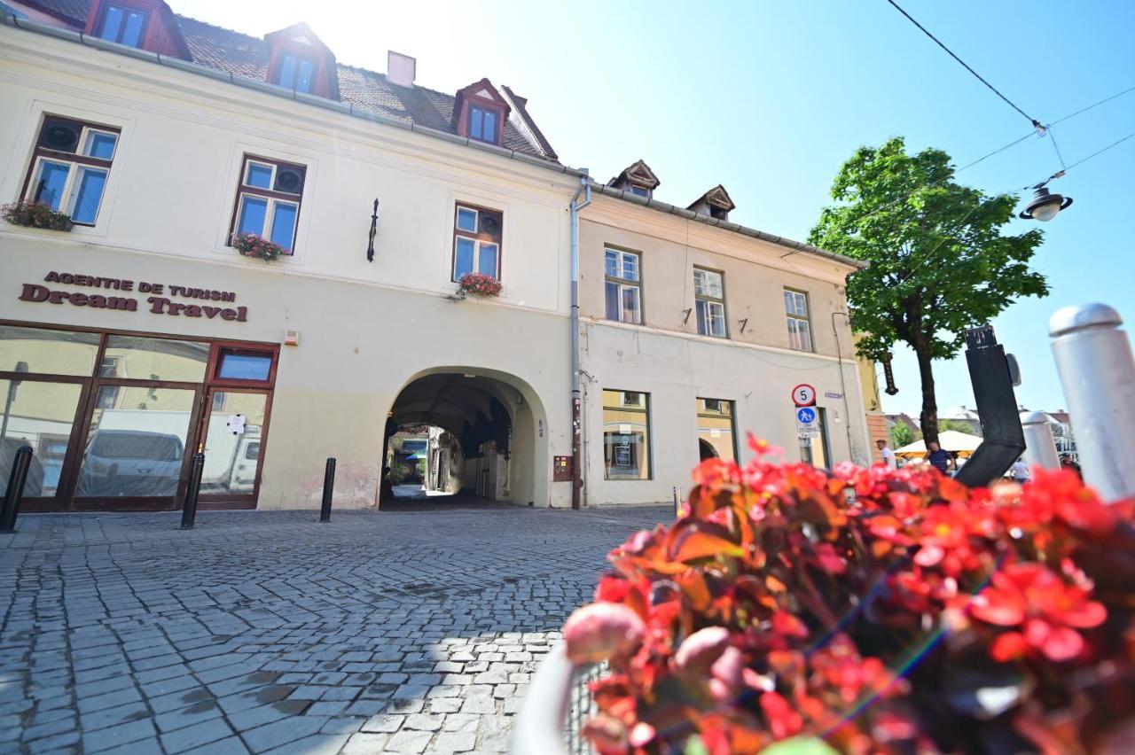Lovely 2 Bedroom Apartment In Historic City Center Sibiu Exterior foto